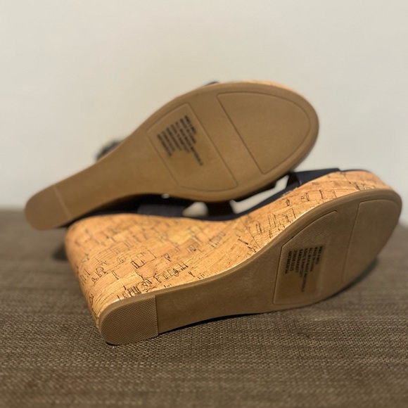 Lauren Conrad Elegant Navy Sandals - Picture 7 of 8